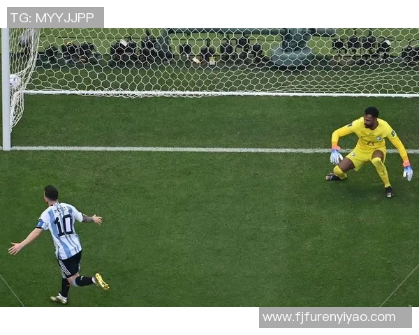 球场惊现足球明星偷袭门将的精彩瞬间引发热议